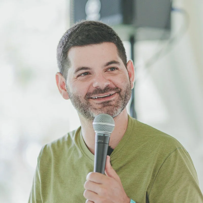 Jonathan B. Roy, coanimateur d’Encycliques, micro à la main