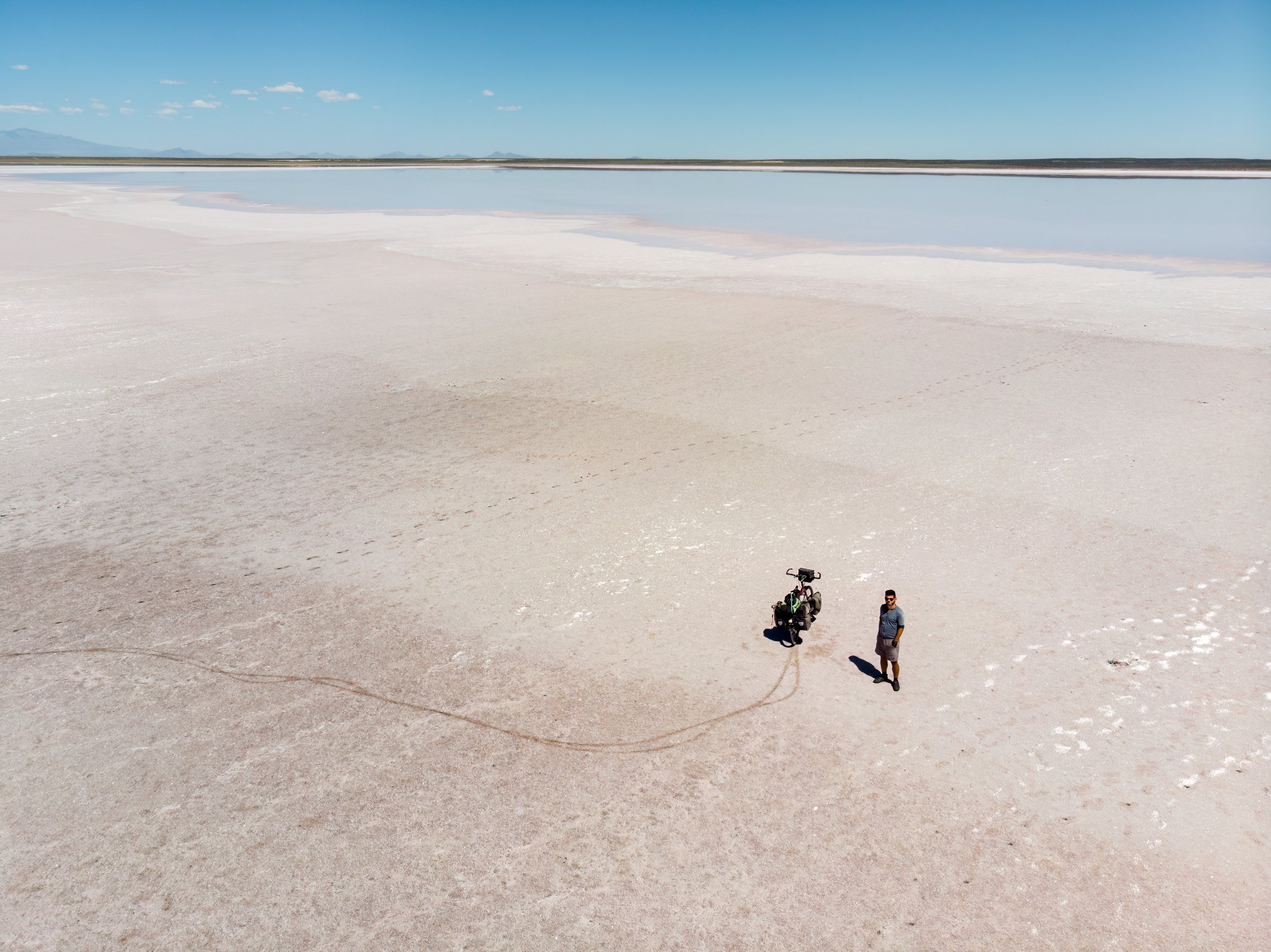 Jonathan et son vélo sur le sel de la Salina Diamante, en Argentine