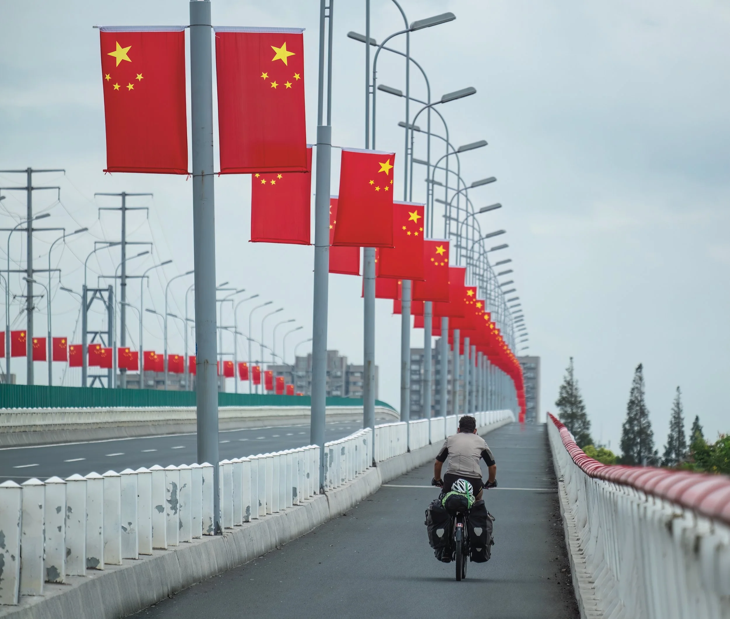 Une route bordée de drapeaux chinois