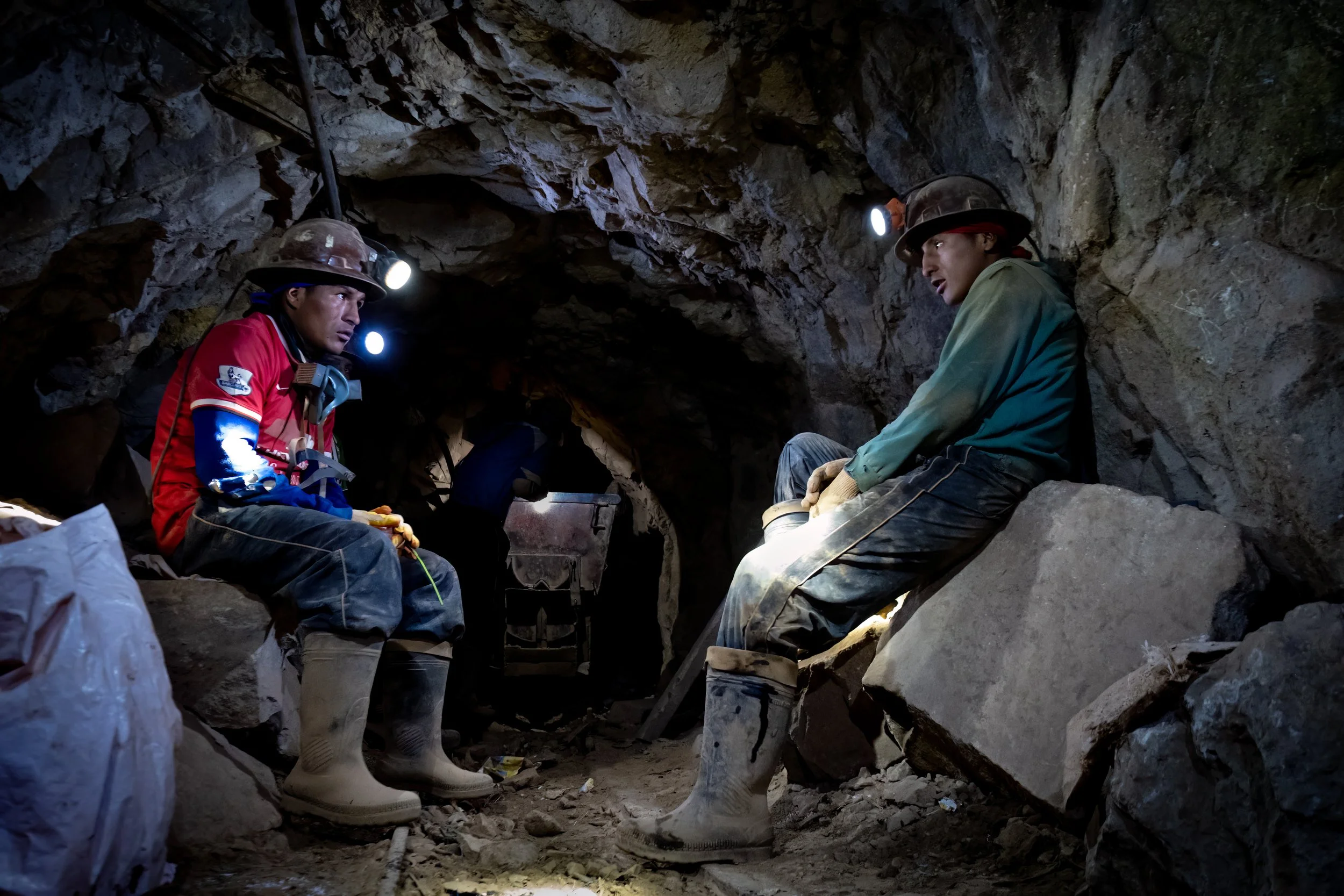 Des mineurs dans un tunnel du Cerro Rico, à Potosí, en Bolivie