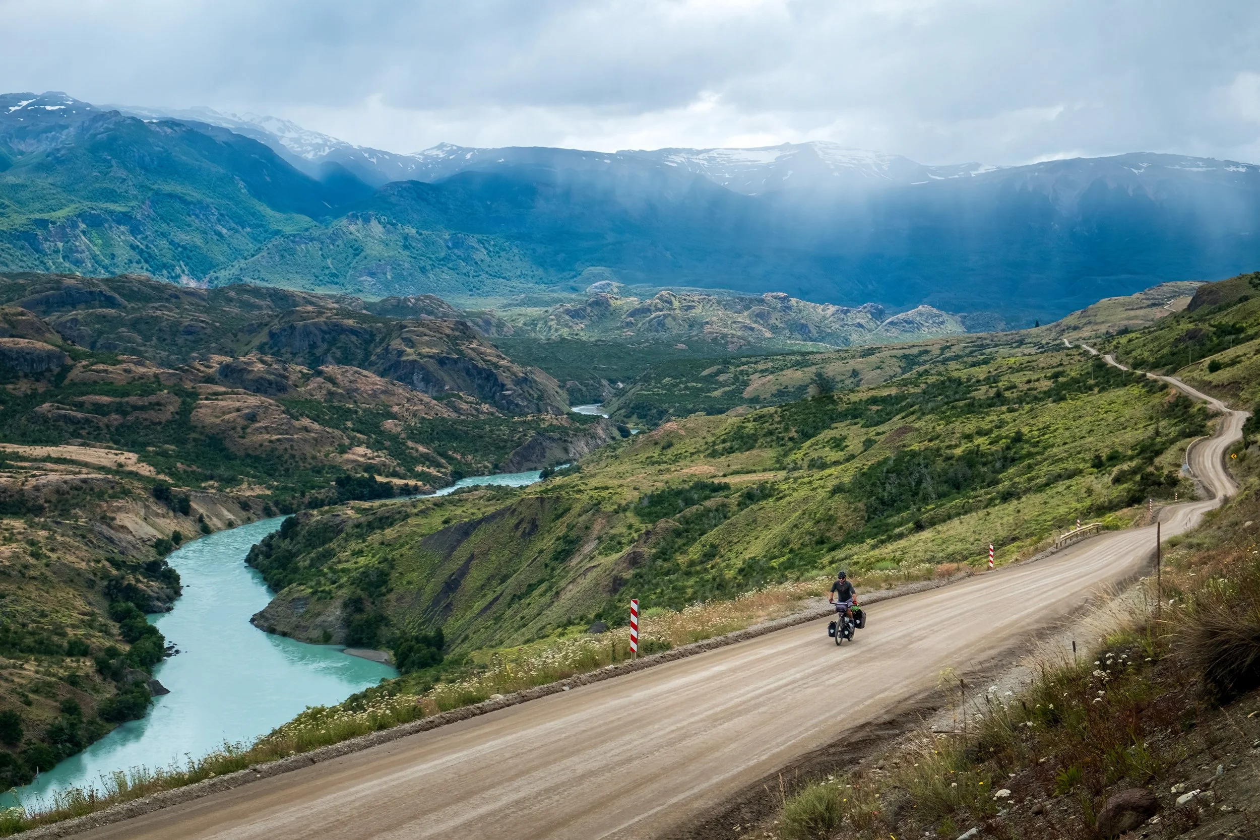 Une route de gravier le long du Río Baker, au Chili