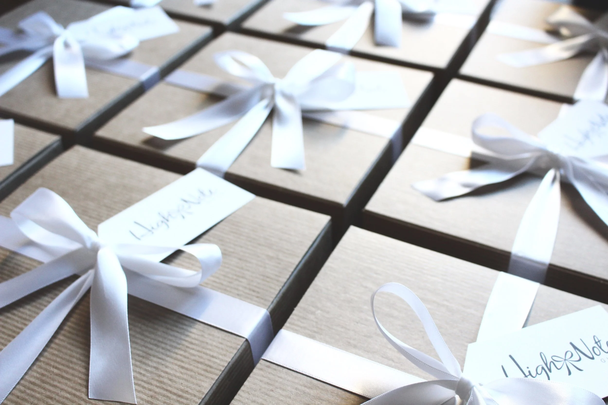 eventgiftboxeswithwhiteribbon