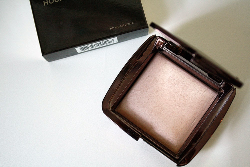 Hourglass Ambient Lighting Powder in Dim Light
