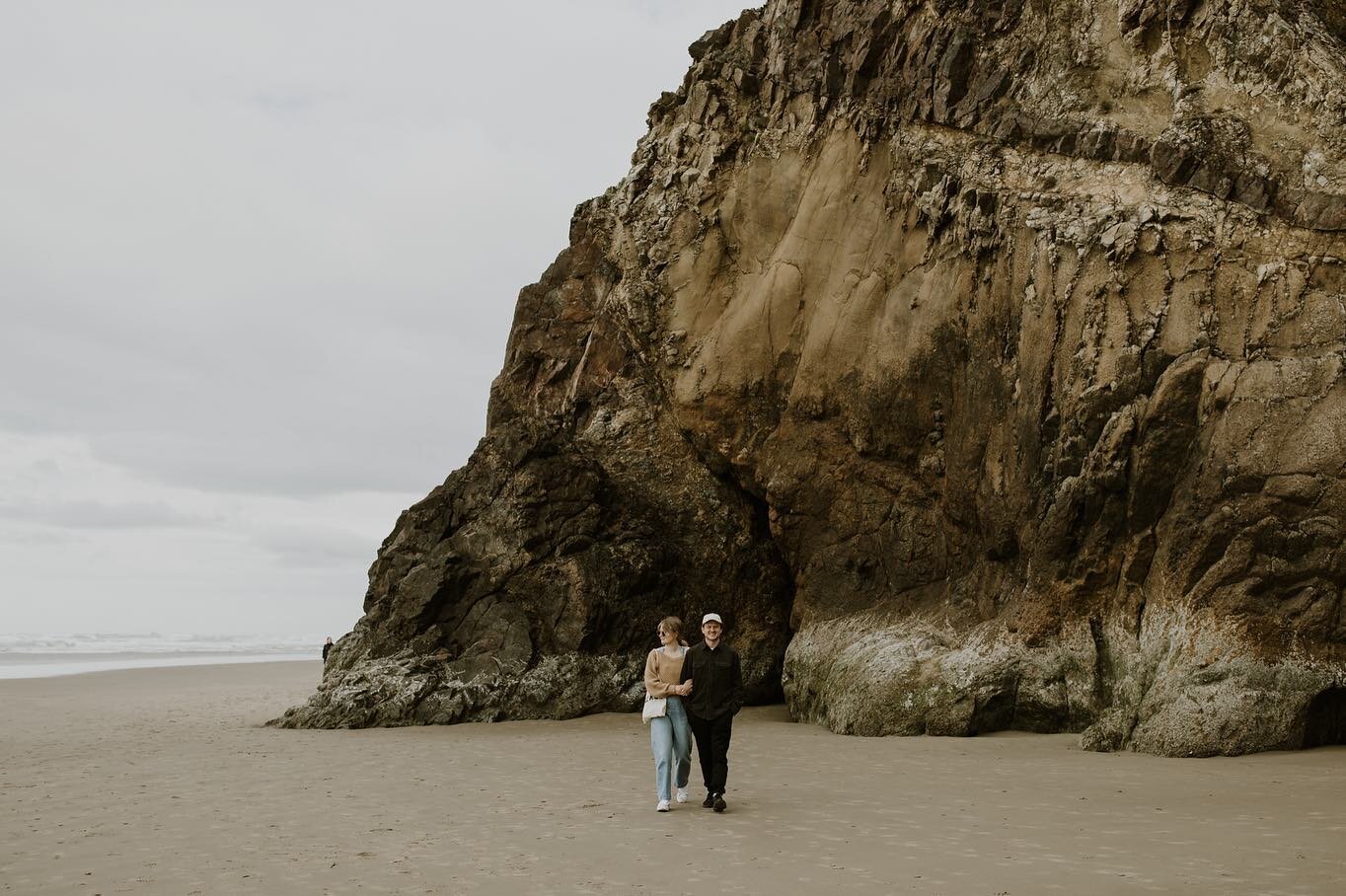 The Oregon coast is a V I B E. (But don&rsquo;t even get me started on the weird creepy carnival town of Seaside) 🤡🎠🎢🎟️
.⁠
.⁠
.⁠
.⁠
.⁠
#oregoncoast #cannonbeach #destinationweddingphotographer #bcweddingphotographer #vancouverislandweddingphotogr