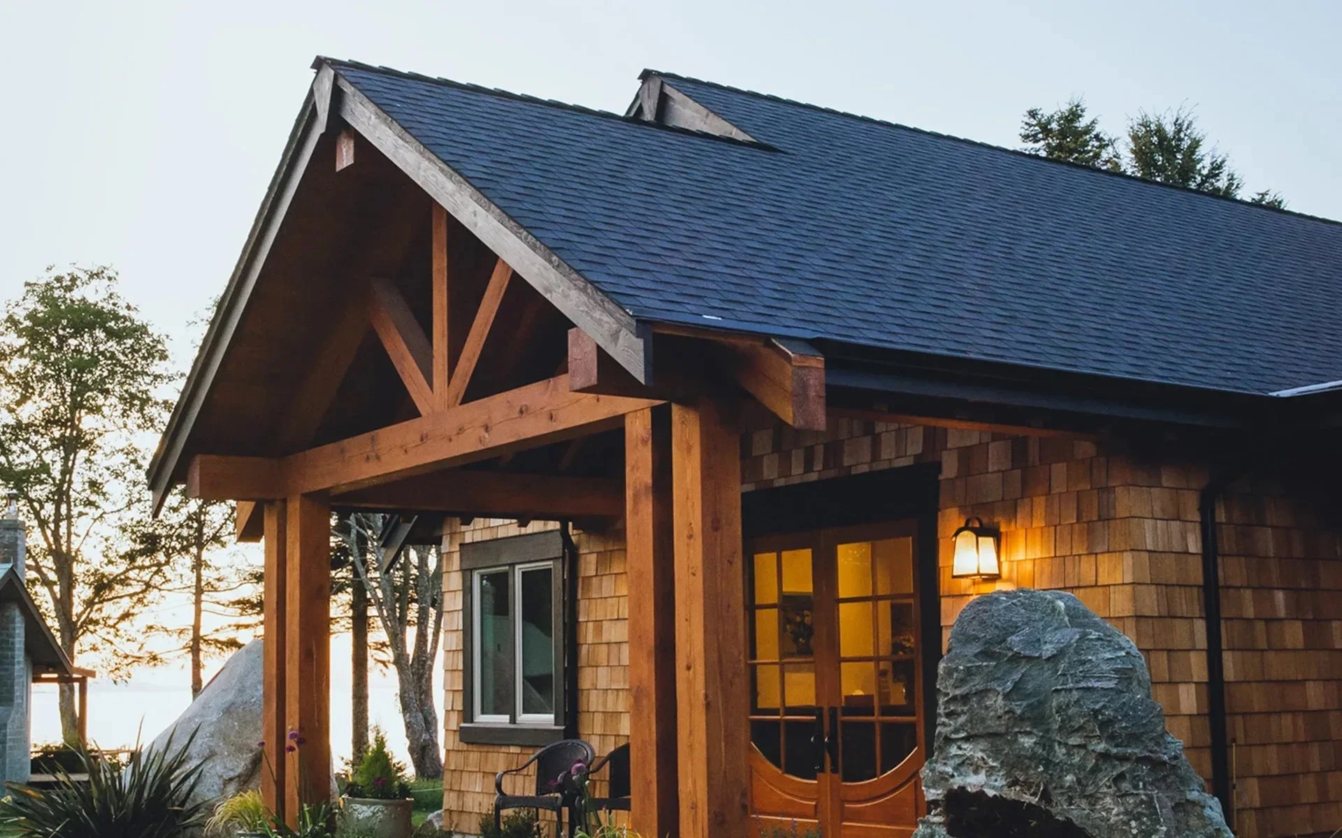 exterior of seabreeze lodge on hornby island wedding venue