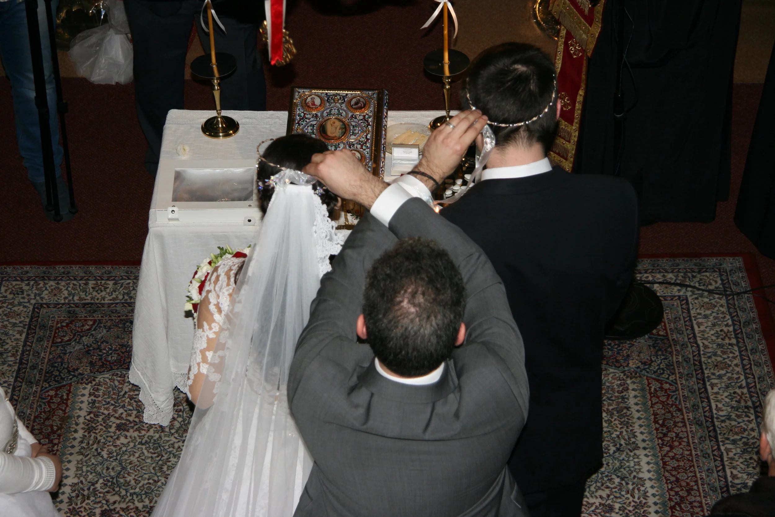 Best man switching the wreaths, 3 times