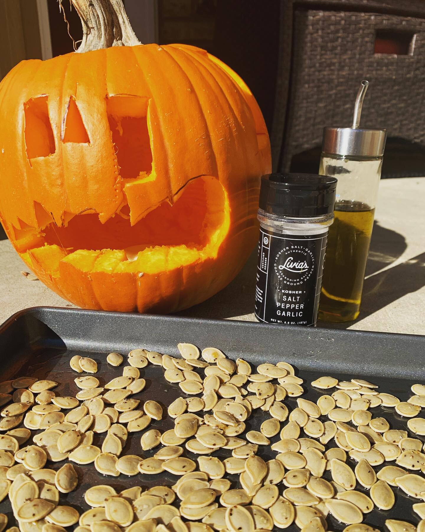 Happy Halloween 🎃 If you want a fun &ldquo;trick&rdquo; with all those leftover pumpkin seeds, roast them with Livia&rsquo;s for a savory treat! Show us your pumpkins and tag Livia&rsquo;s! 
#whyilovelivias #sharelivias #liviasseasoningsalt #hallowe