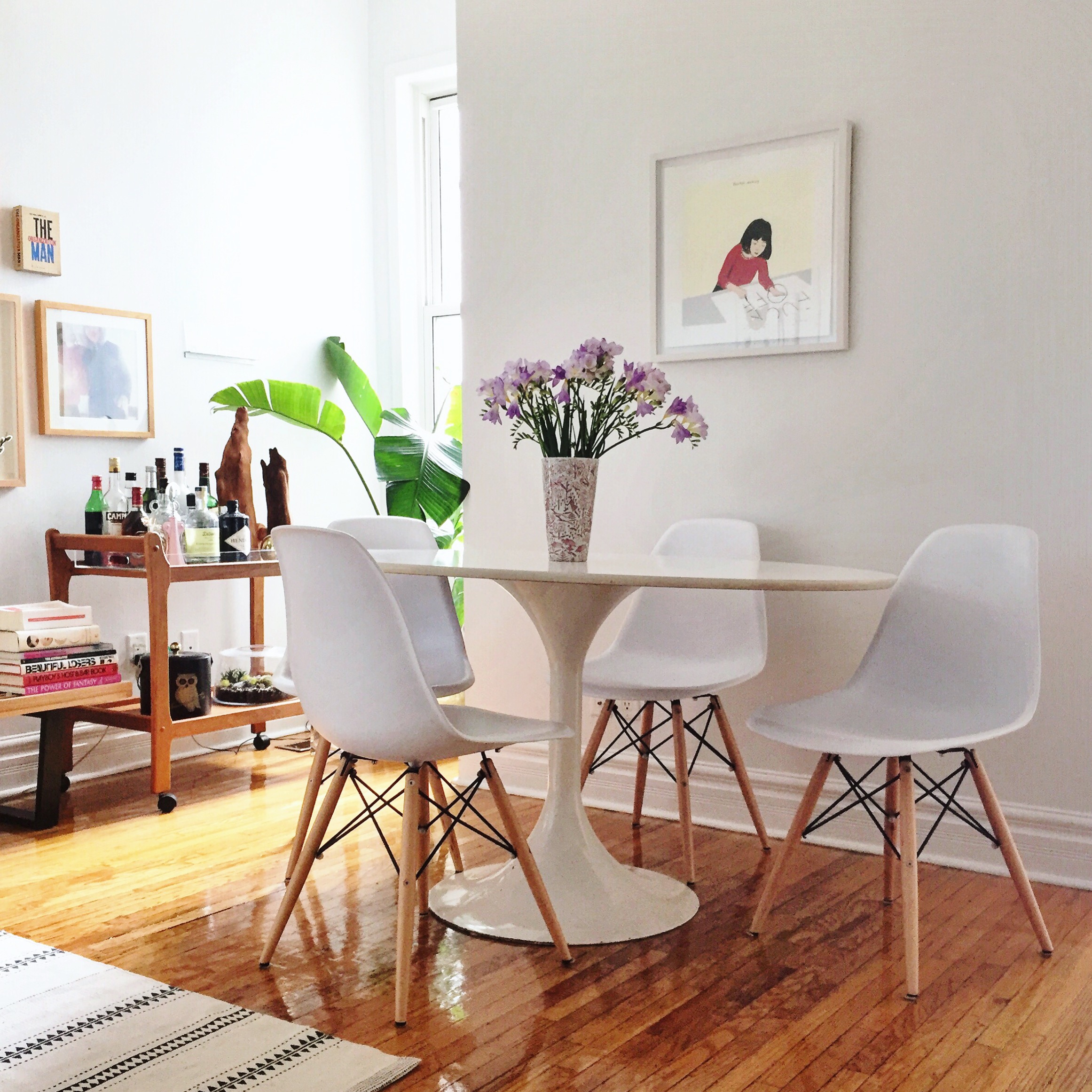 Dining table_fresh flowers.JPG