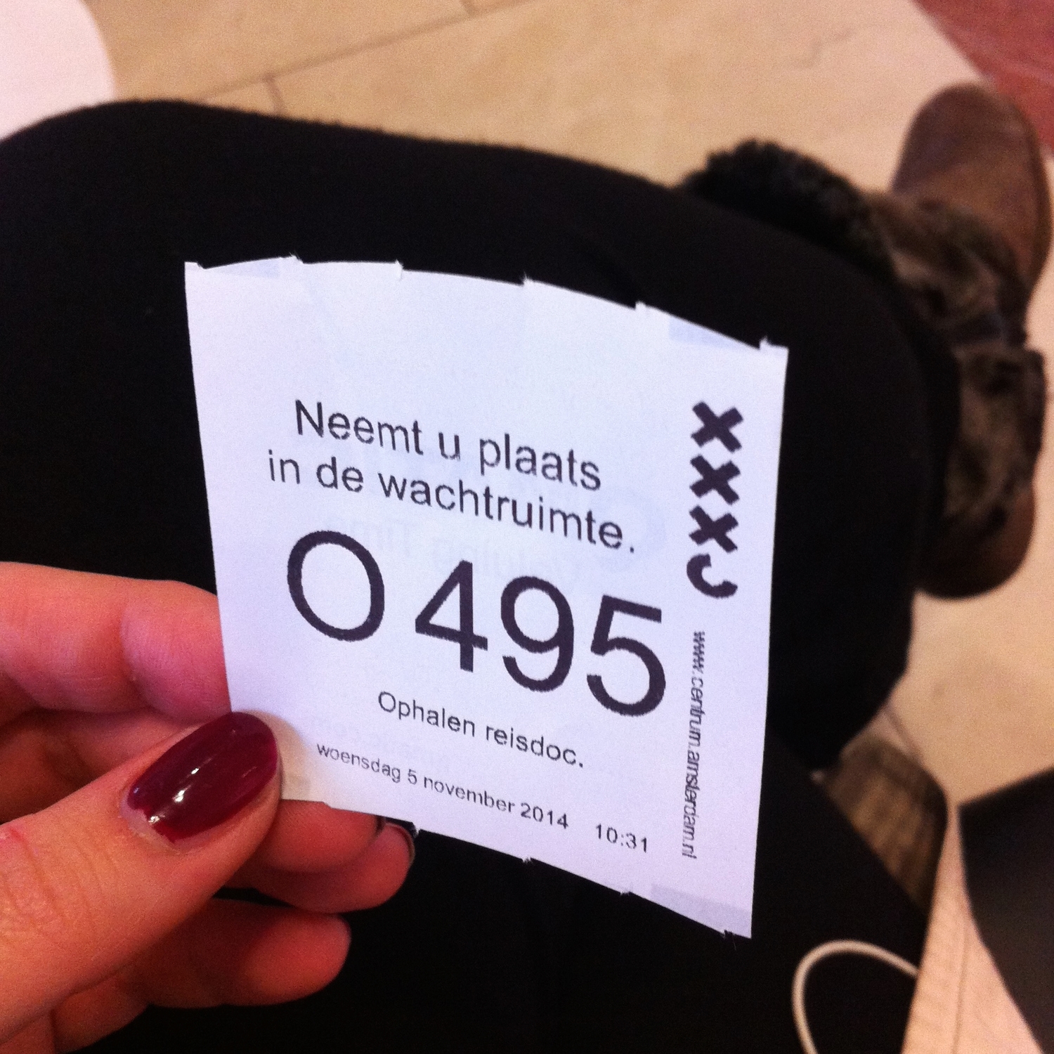 Het bewijs! O495, that's me! Ik moest twee keer opstaan en twee keer weer gaan zitten en de kauwgomkauwende mevrouw achter de balie kirde tweemaal "O495!!" door de ruimte als ik weer eens quasi-aan-de-beurt was. Ik luister nu verdome naar O495. Whut!