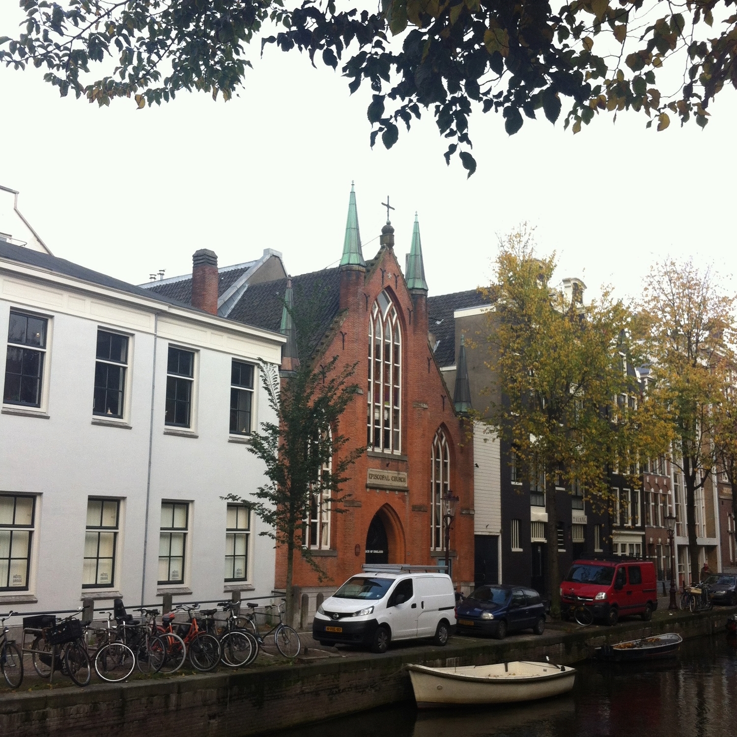 Nooou heb ik het gewoon alweer! Dit kerkje op de Groenburgwal is me gewoon nog nooit opgevallen. En ik heb daar echt al 1000x gelopen.