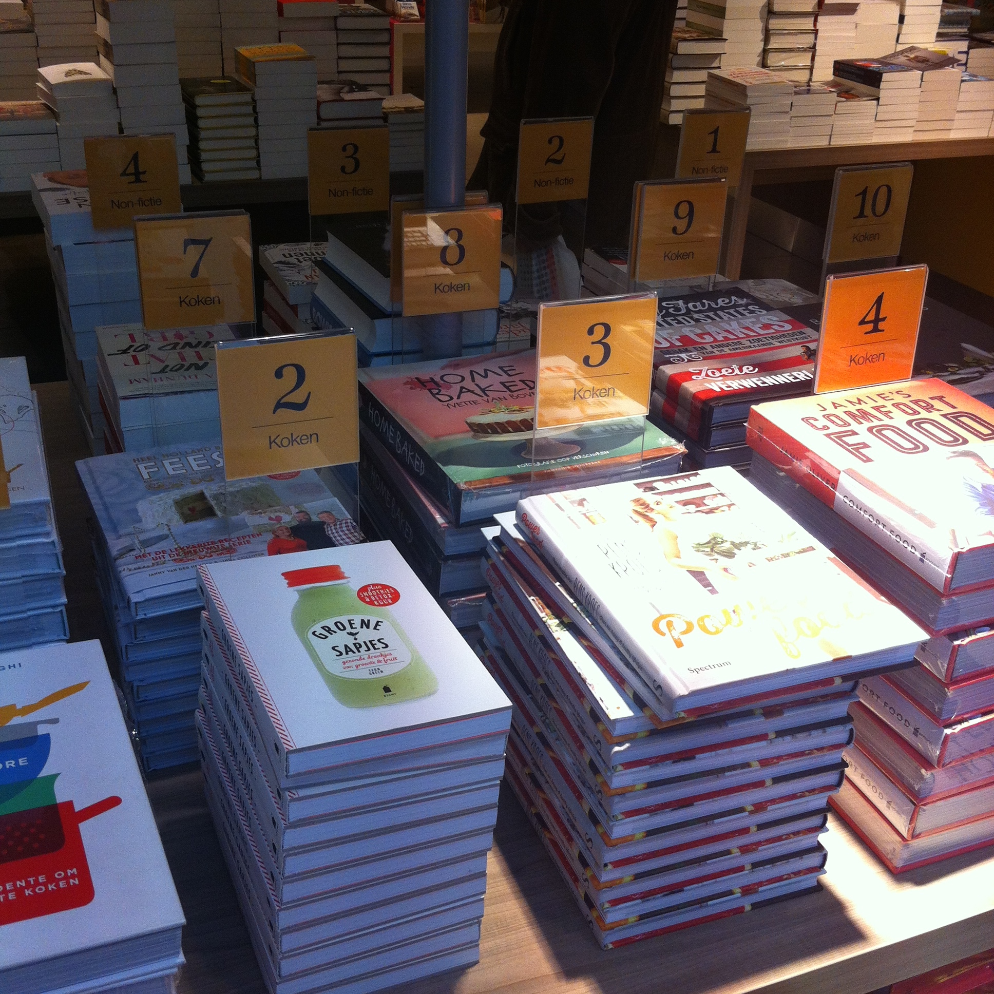 Onderweg naar de klantenservice in De Bijenkorf, maar ik word even afgeleid. WHAAA ik wil ze ALLEMAAL! #kookboeken