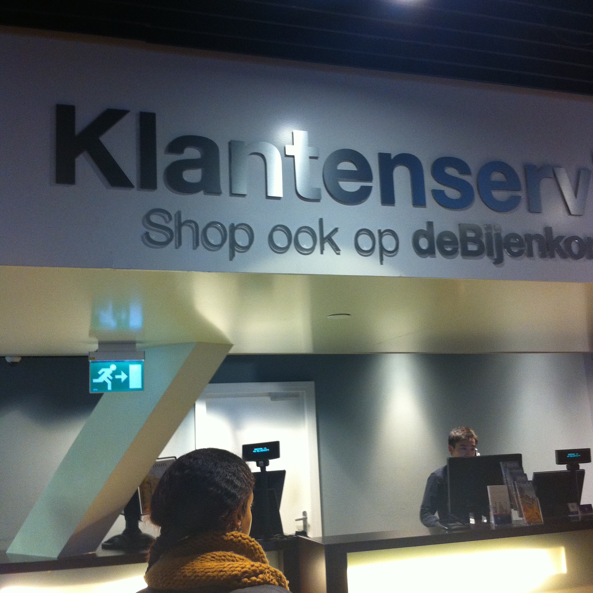 O ja, ik was onderweg naar de klantenservice om mijn online bestelde pakketje op te halen!