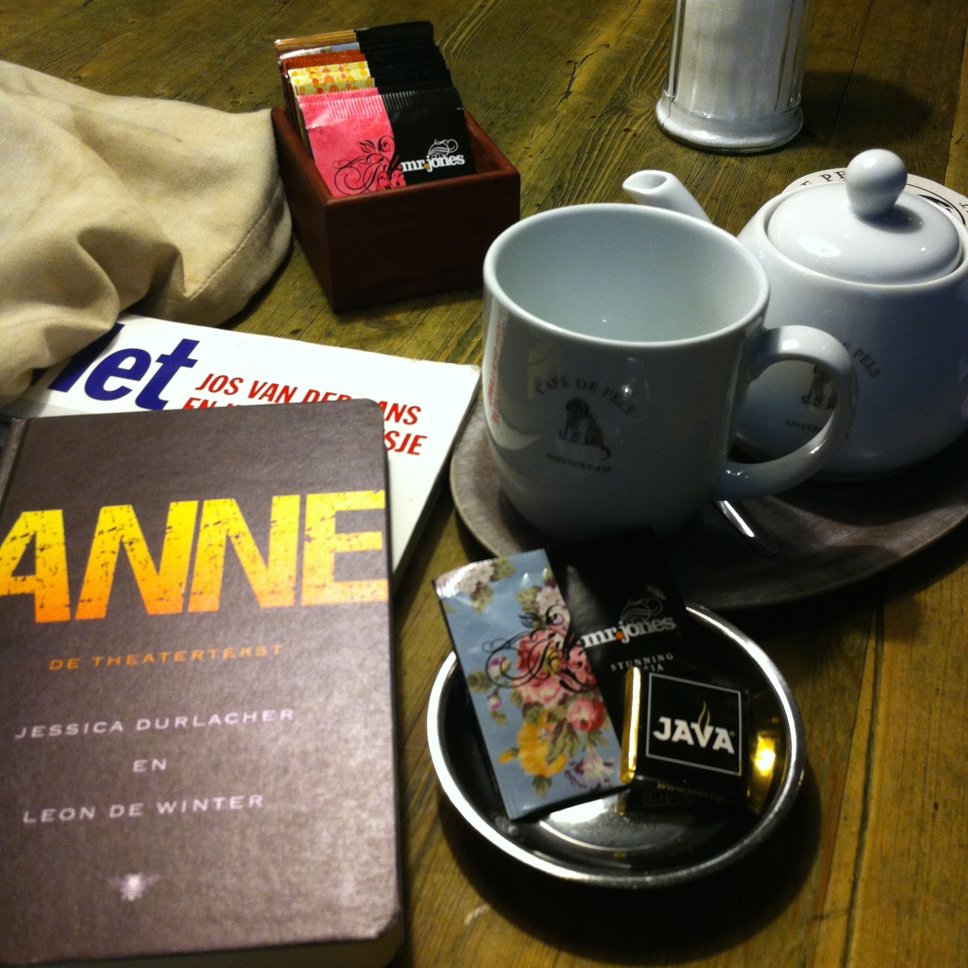 Nou blijkbaar had Kimba inderdaad alleen om een CD-rom gevraagd en niet om afdrukken, maar we snappen er niks van. Daarom gaan we ons verdrinken in thee bij Café de Pels. Wat het script van Anne de Musical daar doet weet ik ook niet. Het is materiaal voor m'n scriptie, maar daar ben ik nu duidelijk niet mee bezig.