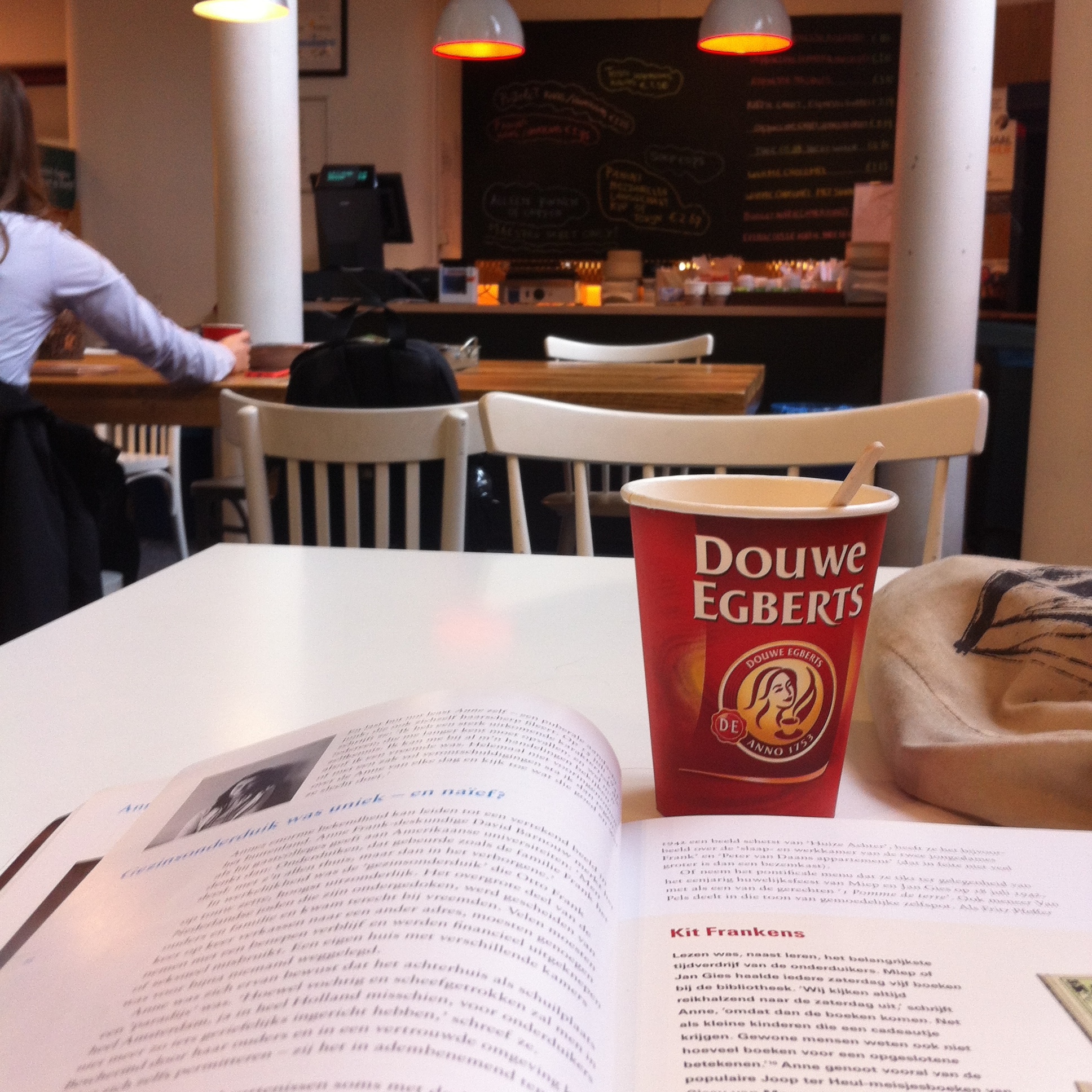Kijk, nu ben ik wél met m'n scriptie bezig. Die gaat over de gekte achter de persoon Anne Frank. Annemanie, zoals ik het zelf noem. Daar heb je liters koffie voor nodig. Dit is trouwens de universiteit, niet een of ander café.