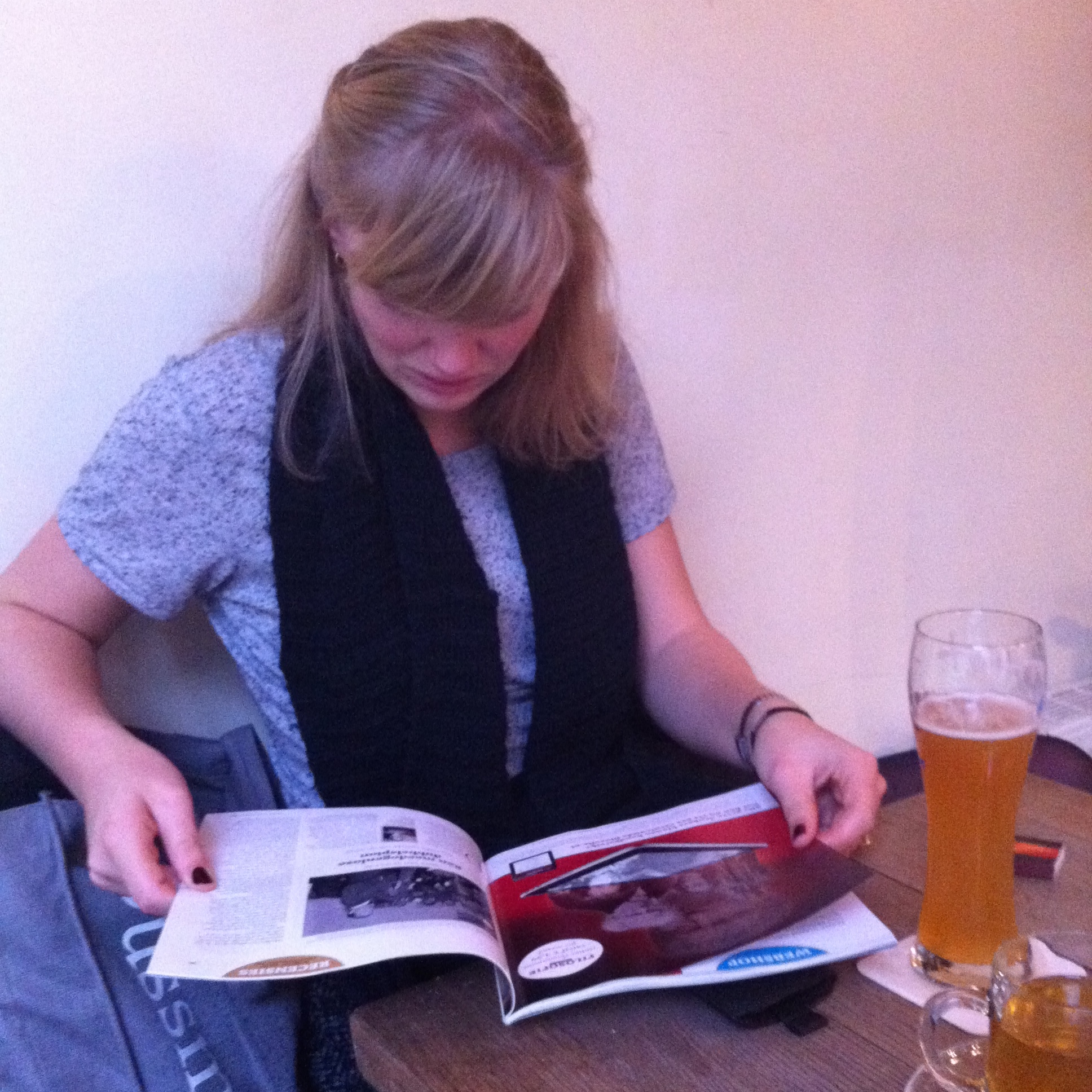 Dit is wel een of ander café. Na een paar uurtjes studeren blussen we de boel af met thee (ik) en bier (Loes). Dit is dus Loes. Hoi Loes! Loes bereidt zich voor op een sollicitatiegesprek voor morgen.