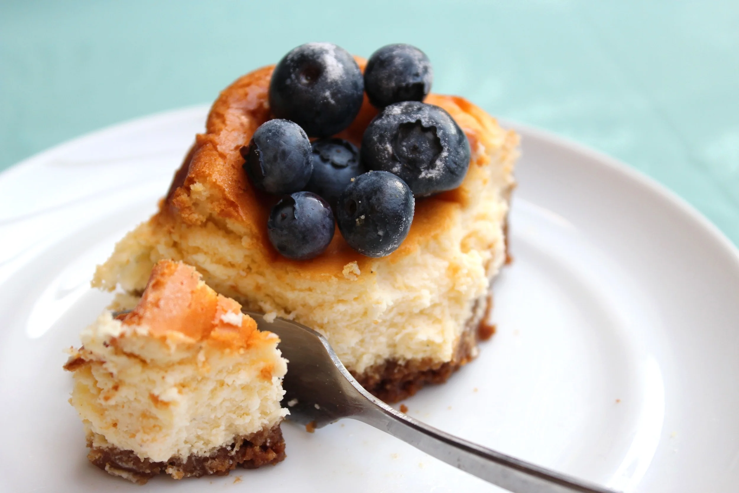 Cheesecake van witte chocolade met blauwe bessen