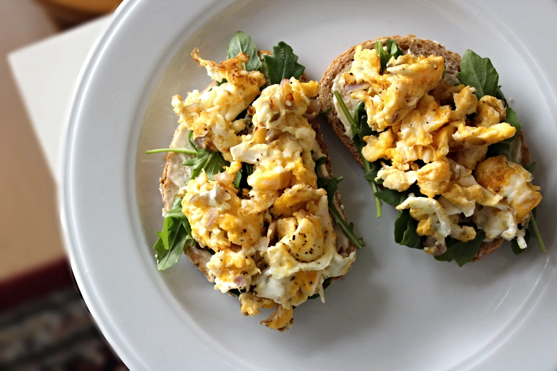 Open sandwich met roerei en rucola