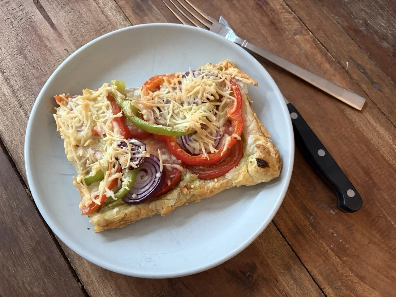 Plaattaart met paprika en tomaat