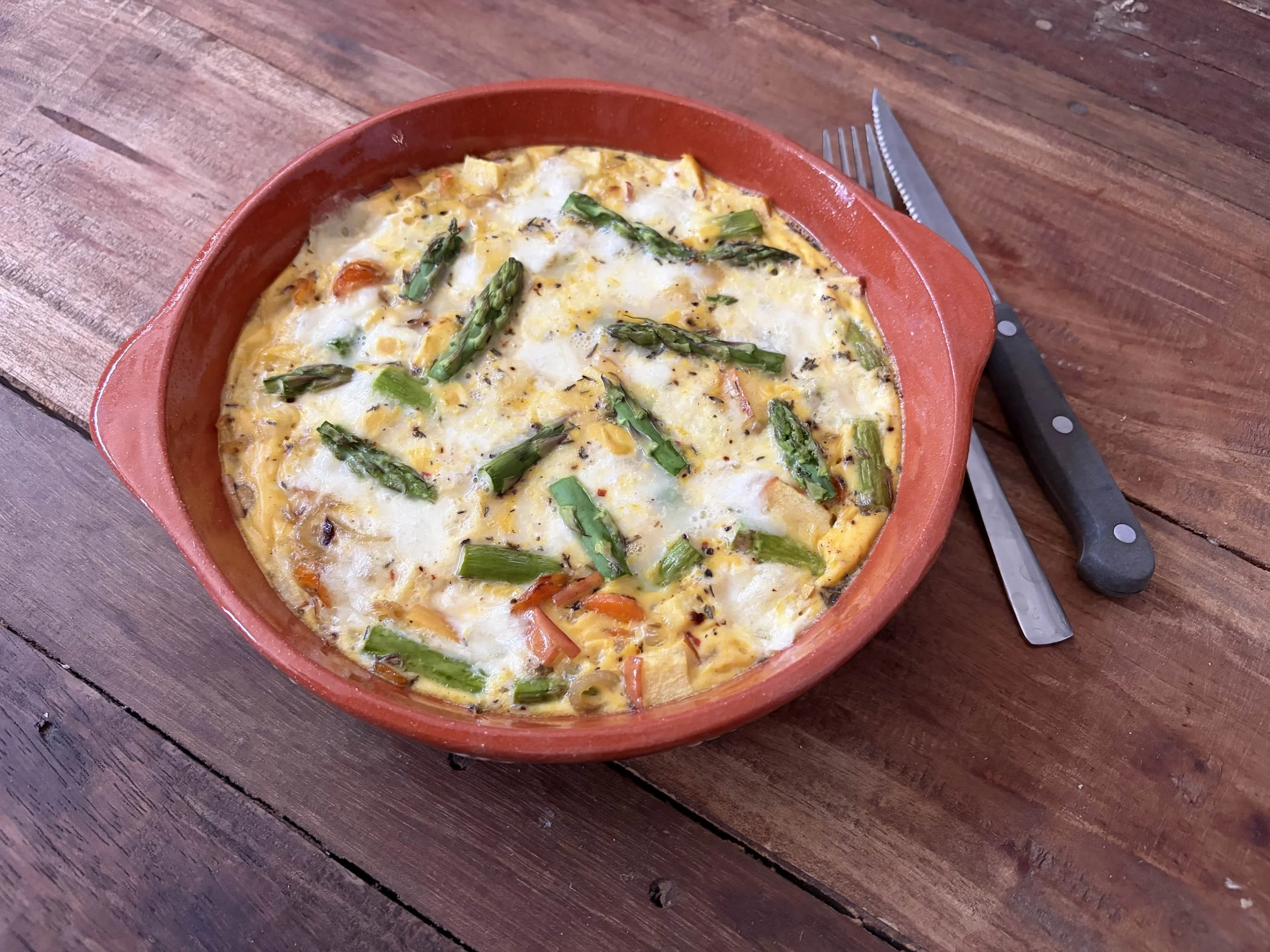 Frittata met groene asperge, mozzarella en appel