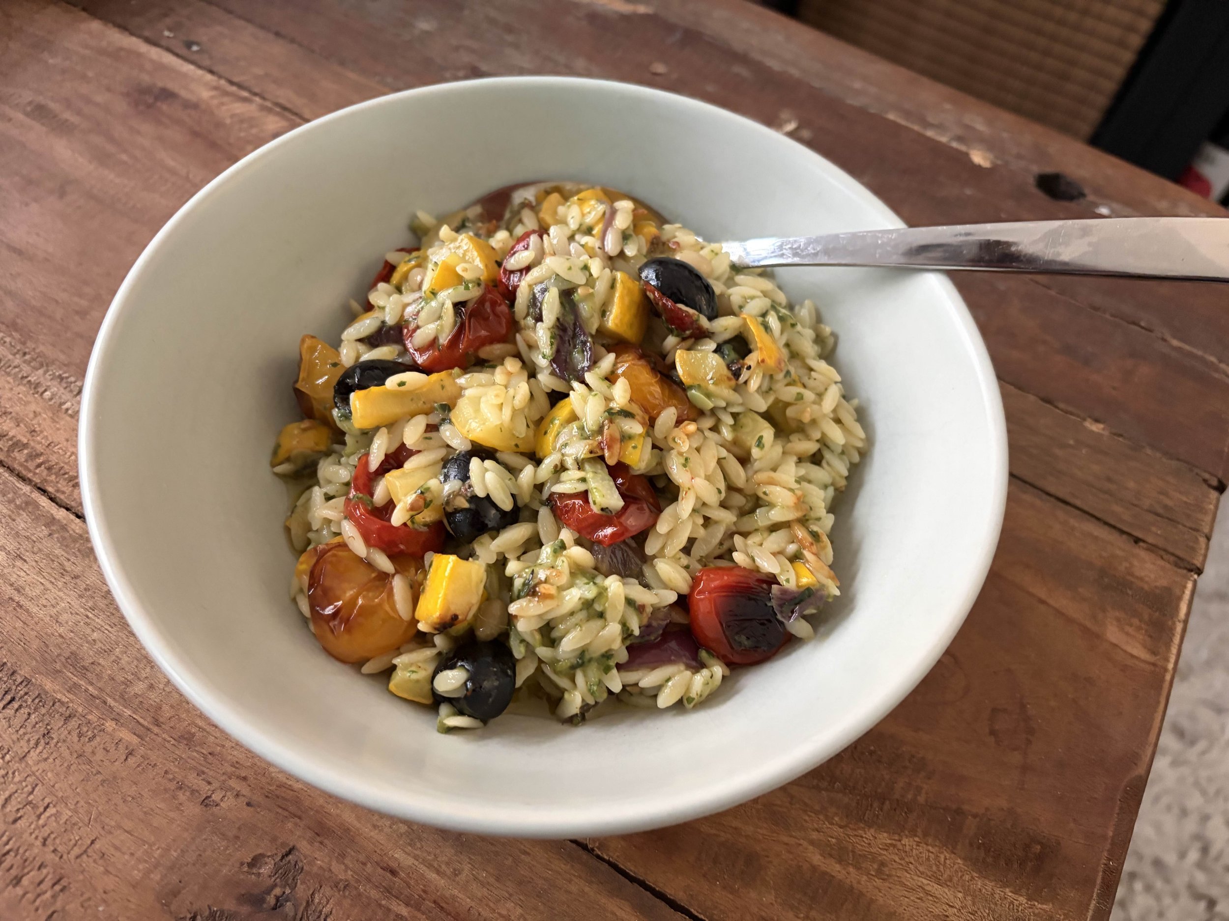 Orzo met pesto, gele courgette en geroosterde tomaat