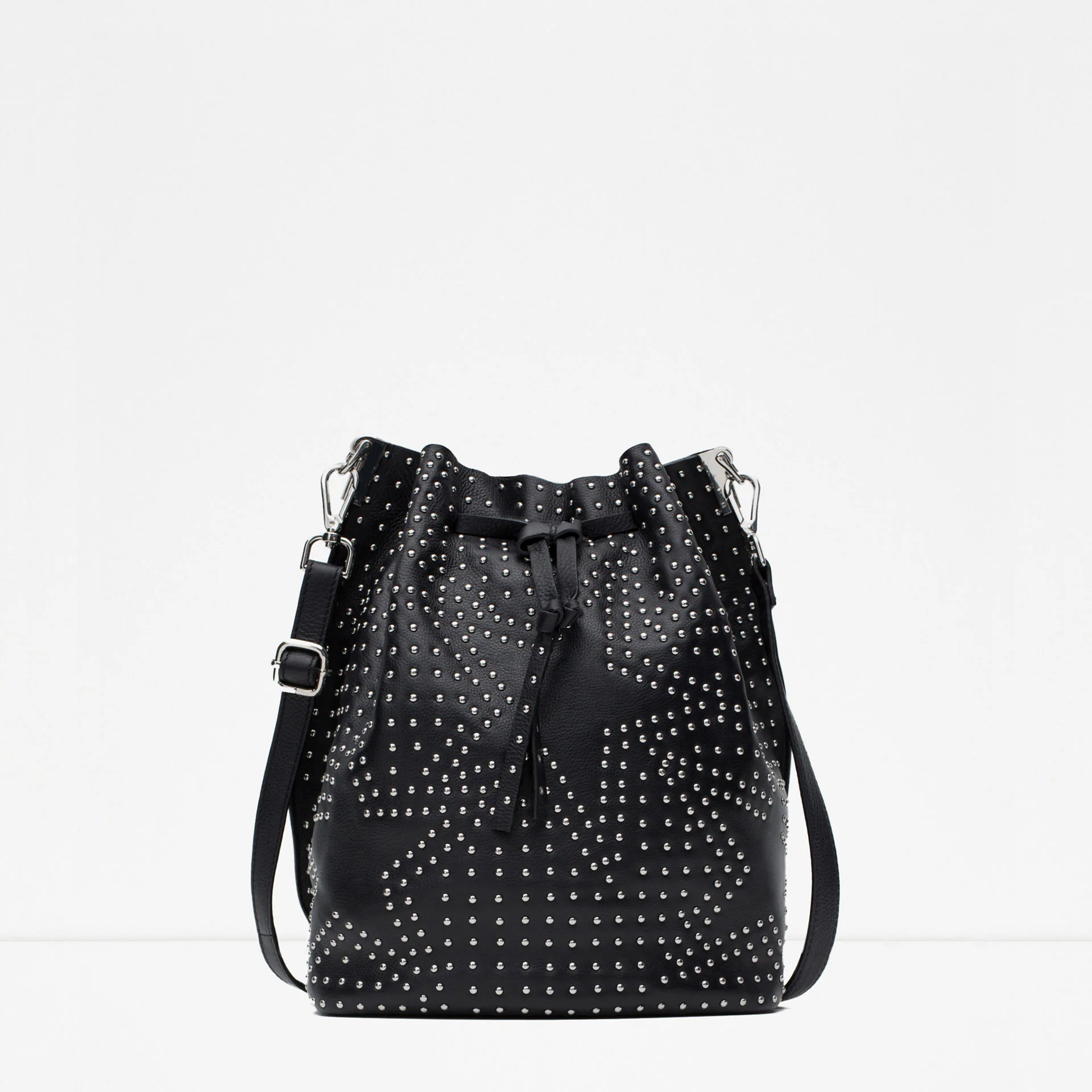 I have been on the hunt for a new bag for ages. This may not be the answer to all my handbag prayers but I'm pretty in love with it. Studs and stars...well done, Zara .