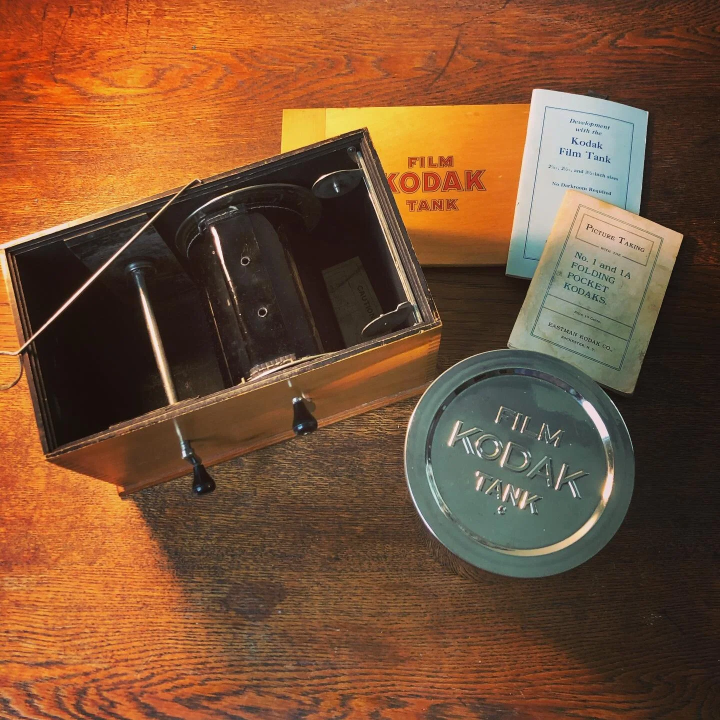 Vintage Kodak Film Tank. This kit is exceptional in its preservation., included are original manuals. Intact and all original accessories included. 

The "3 1/2 Inch Model B-2 Kodak Film Tank is for Use with all Brownie and with No. 1, 1A, 2, 3,