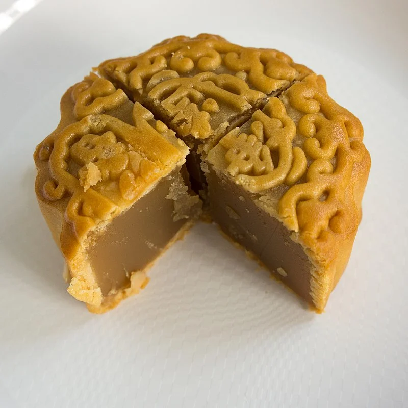 800px-Mooncake_3-4,_lotus_seed_paste.jpg