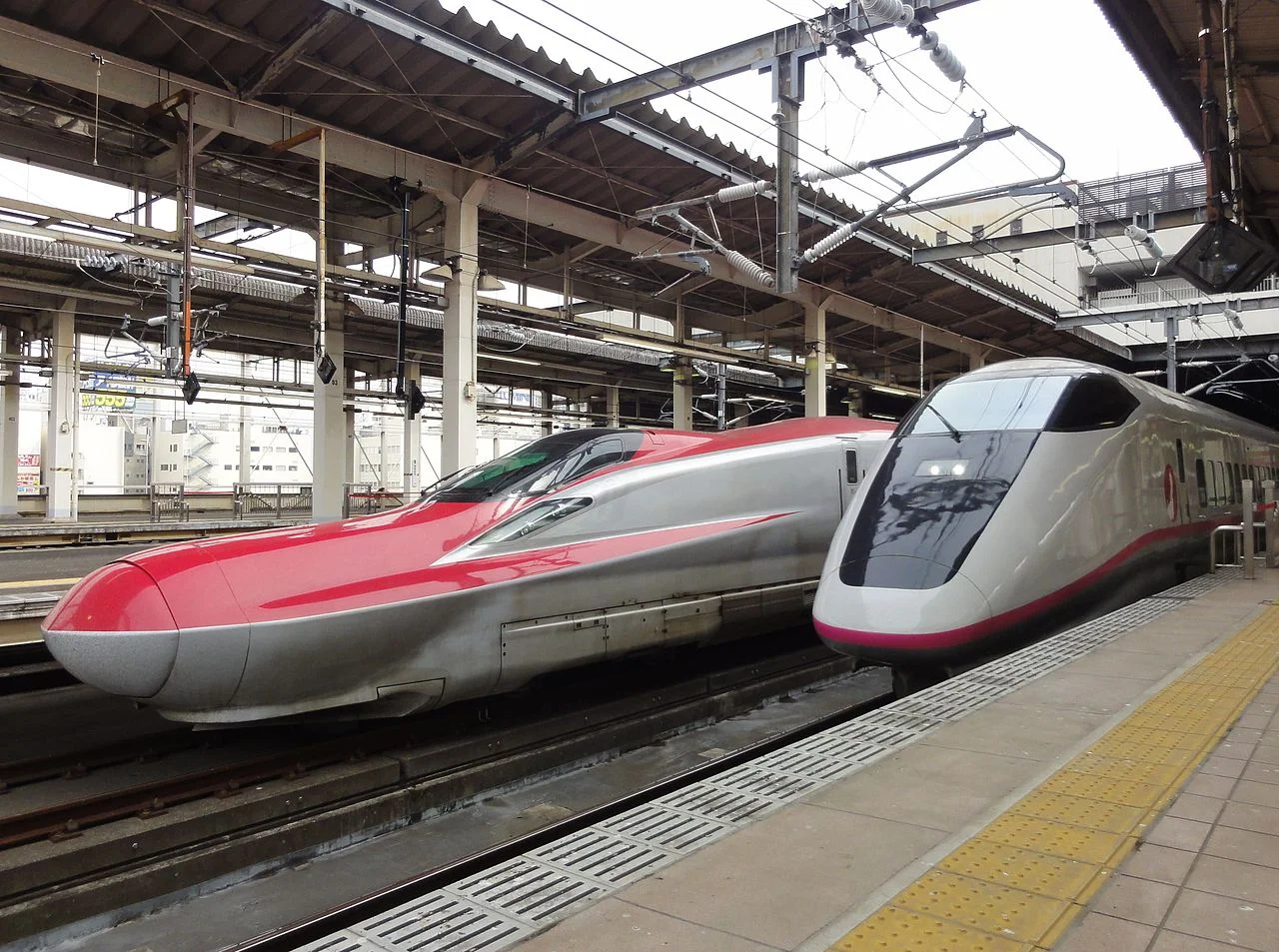 1280px-JRE_E6_S12_E3_R1_omiya_20130320.jpg