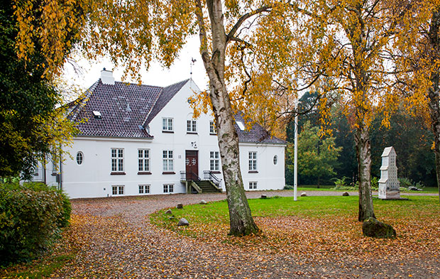 Guldagergaard Center. A sculpture by Nina Hole can be seen on the lawn. 