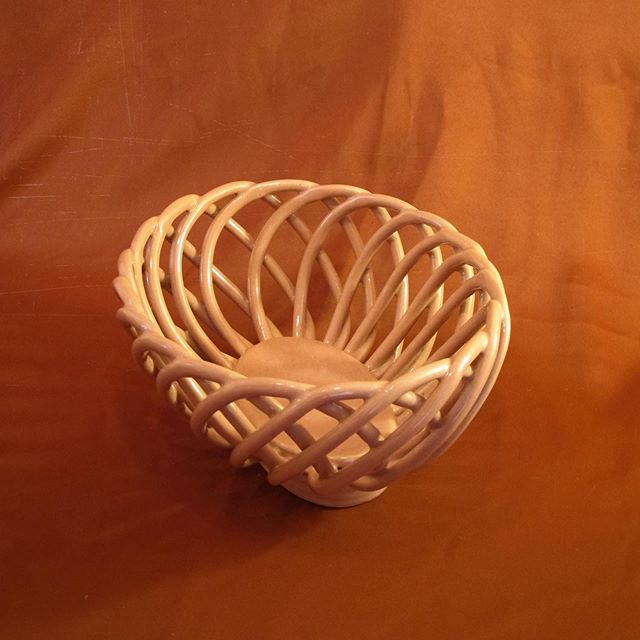 Pink ceramic lattice weave bowl | 1980s | Imagine this with peaches or apples in it 🤭 I can&rsquo;t, or I&rsquo;ll keep it. &bull; $40 +shipping &bull; Excellent vintage condition. 8.5&rdquo; W x 10.5&rdquo;L x 5&rdquo; H.