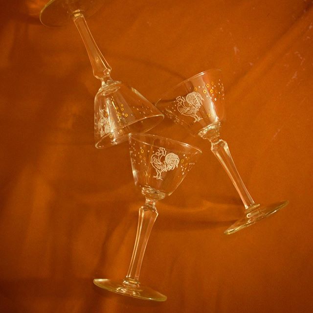 SOLD | Champagne coupes with gilt rooster detailing | Mid-1950s | So much character in this set! The ridged stem forms a floral effect when seen from above. Excellent vintage condition 🐓