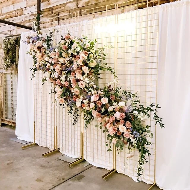 Large scale installations have become my favorite part of weddings lately! They’re sure to wow your guests, and make for great photo spots to capture memories with all your friends and family π