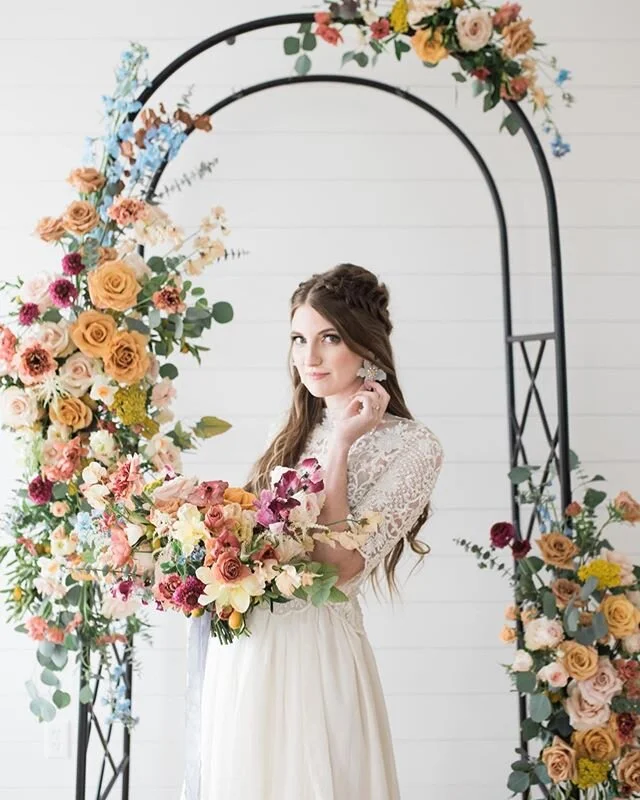 I suppose I should start posting about flowers again instead of just oversharing about our Bora Bora trip in Stories all day π (highlight is saved on my profile if you missed it!). Thankfully this gorgeous gallery from @brookebakken just popped up,