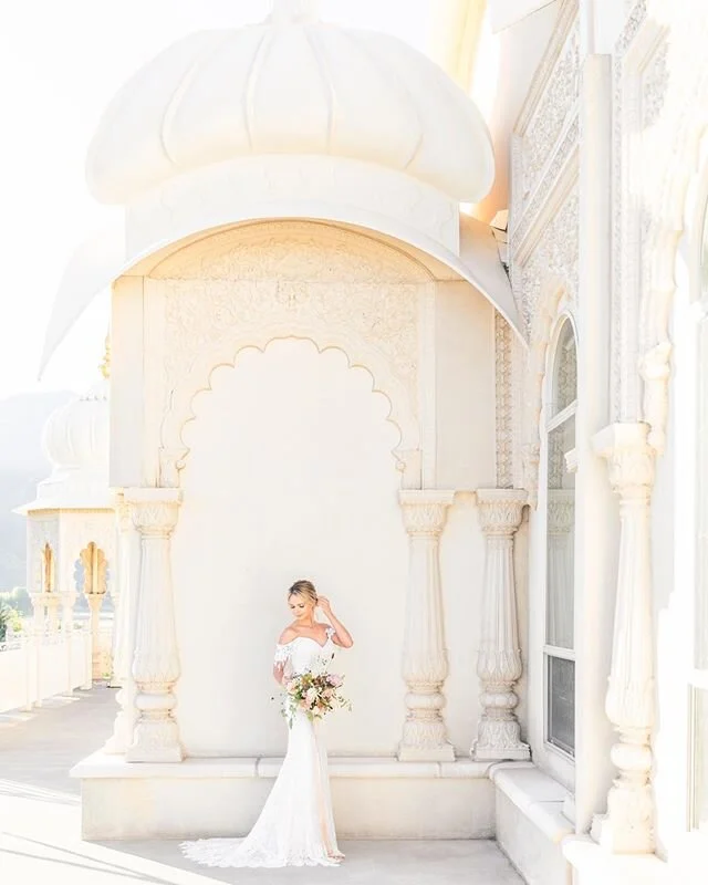 That hem line, that sleeve π there are just a few days left to register for our bridal bouquet workshop happening on 3/21 and we have a couple spots left! It’s going to be such a good time designing with some incredible flowers π Message me i