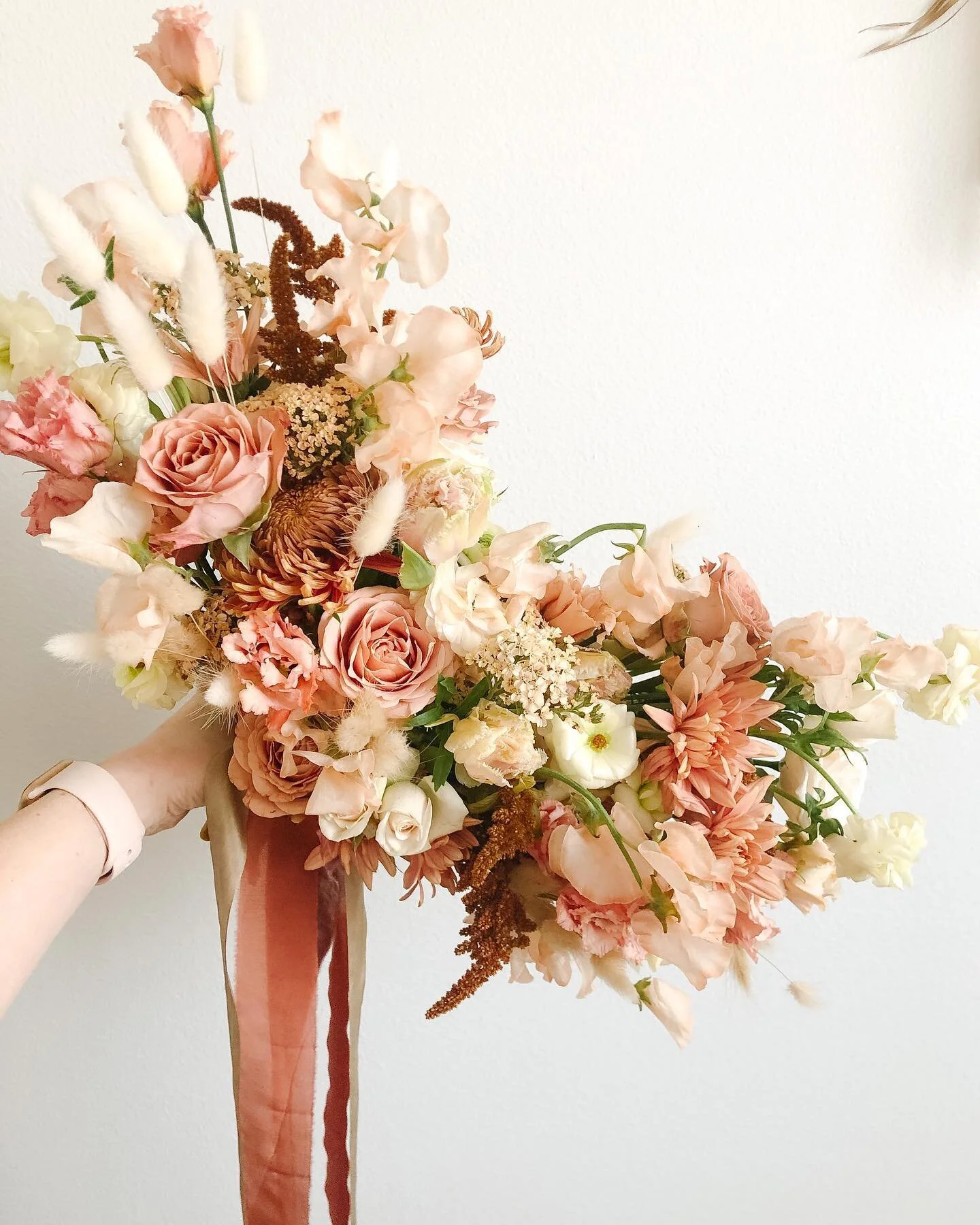 My bouquet for @utahvalleybride&rsquo;s 2021 print magazine 🤗 #blushingrosearmshot I&rsquo;m not usually a chrysanthemum girl, but those salmon mums have been tempting me every time I see them at the wholesaler lately!
.
.
.
#floraldesign #bridalbou