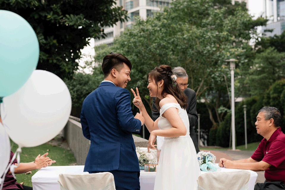2-sec-Kiss.gif