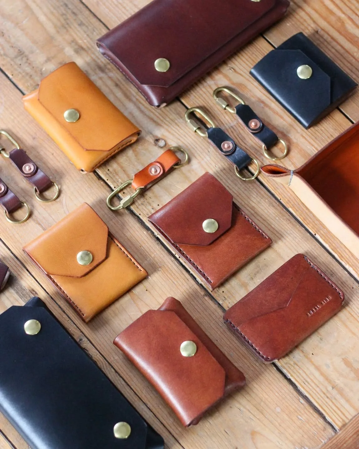 Some of the delicious oak bark tanned leather goods I'll be bringing with me to @craftfestival Wales in Cardigan next weekend. If you're there, come say hello / come have a sniff!! 

Warm leather, waxed linen thread, golden brass hardware, coppery co
