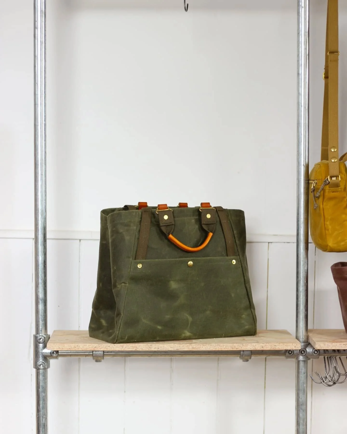 Same bag... big bag, less big bag, long handled bag, shorter handled bag.

Took a day to experiment on a bag that's been knocking around my sketchbook for a while and on the back of a number of conversations at Craft Festival Wales just over a week a