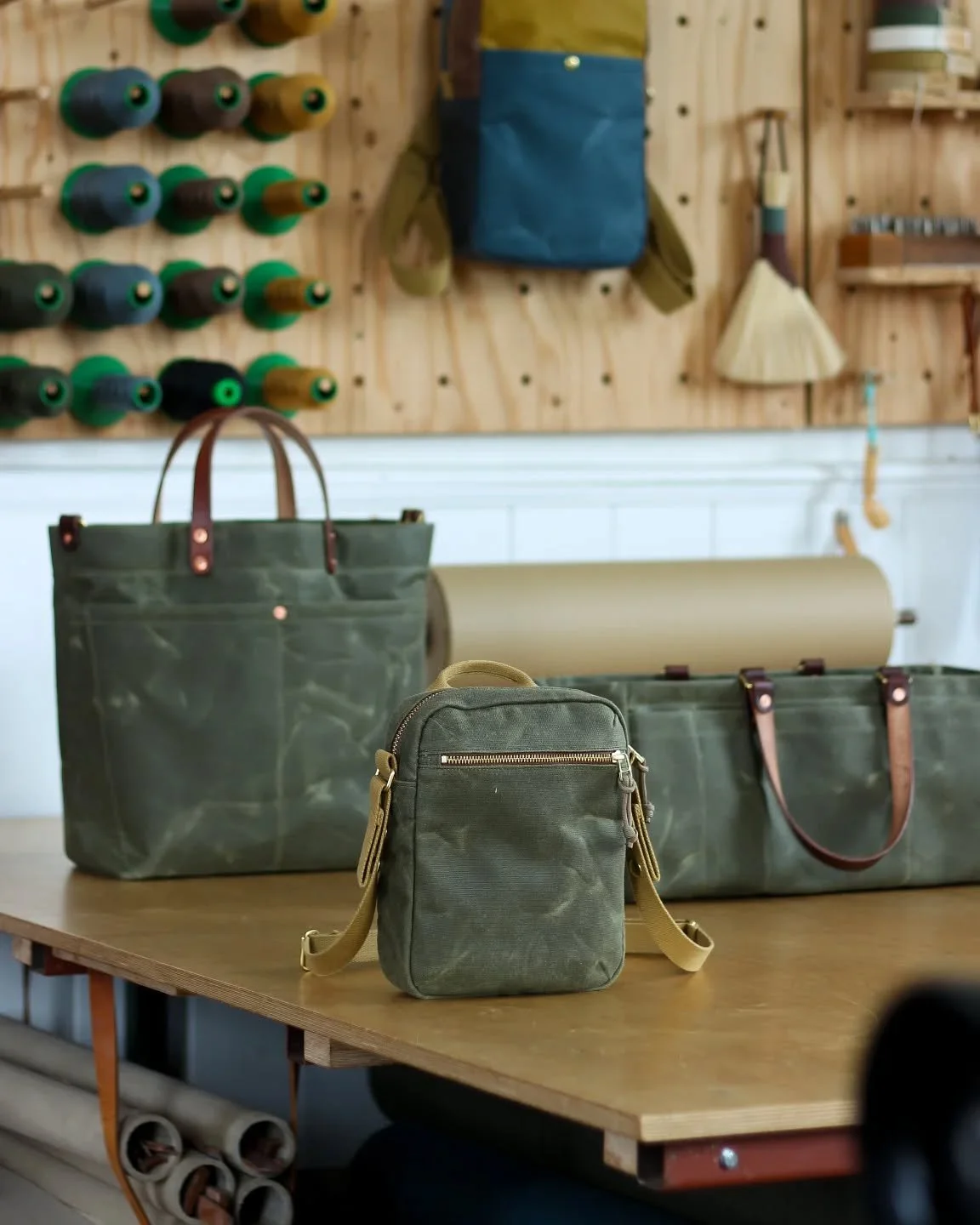 Love it when you guys unknowingly order a run of bags in the same colour. And when it's the perfect autumn bag colour too it makes me very happy! 💚🤎🍂