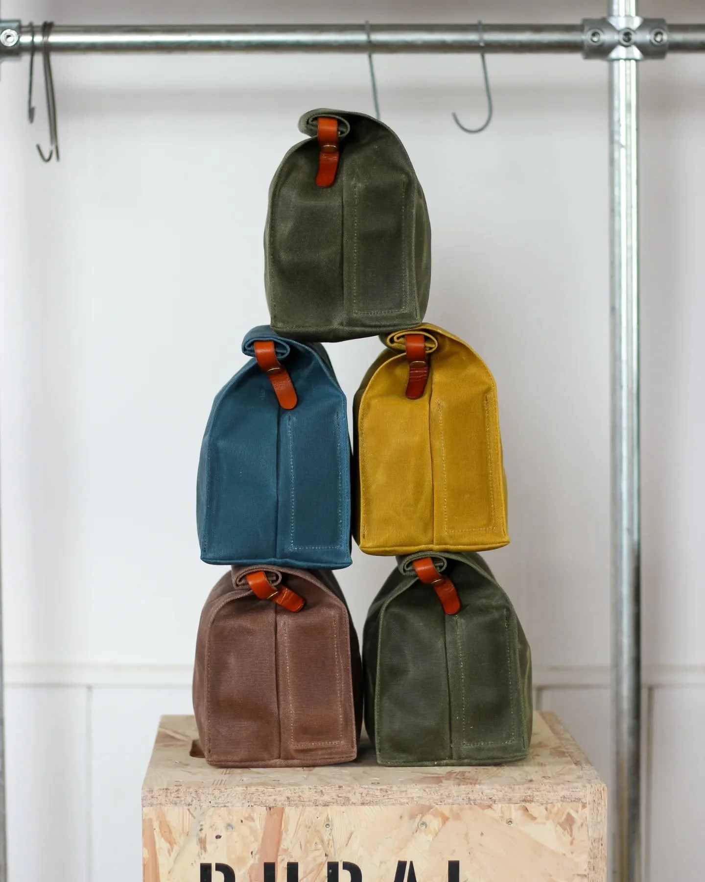 Tin-tie lunch bags literally piling up on the workshop shelves. Some for orders, a bunch for upcoming festive markets. No small thanks to some kind person on Reddit (who knew!), these have been flying out of the workshop like hot cakes.

Designed as 