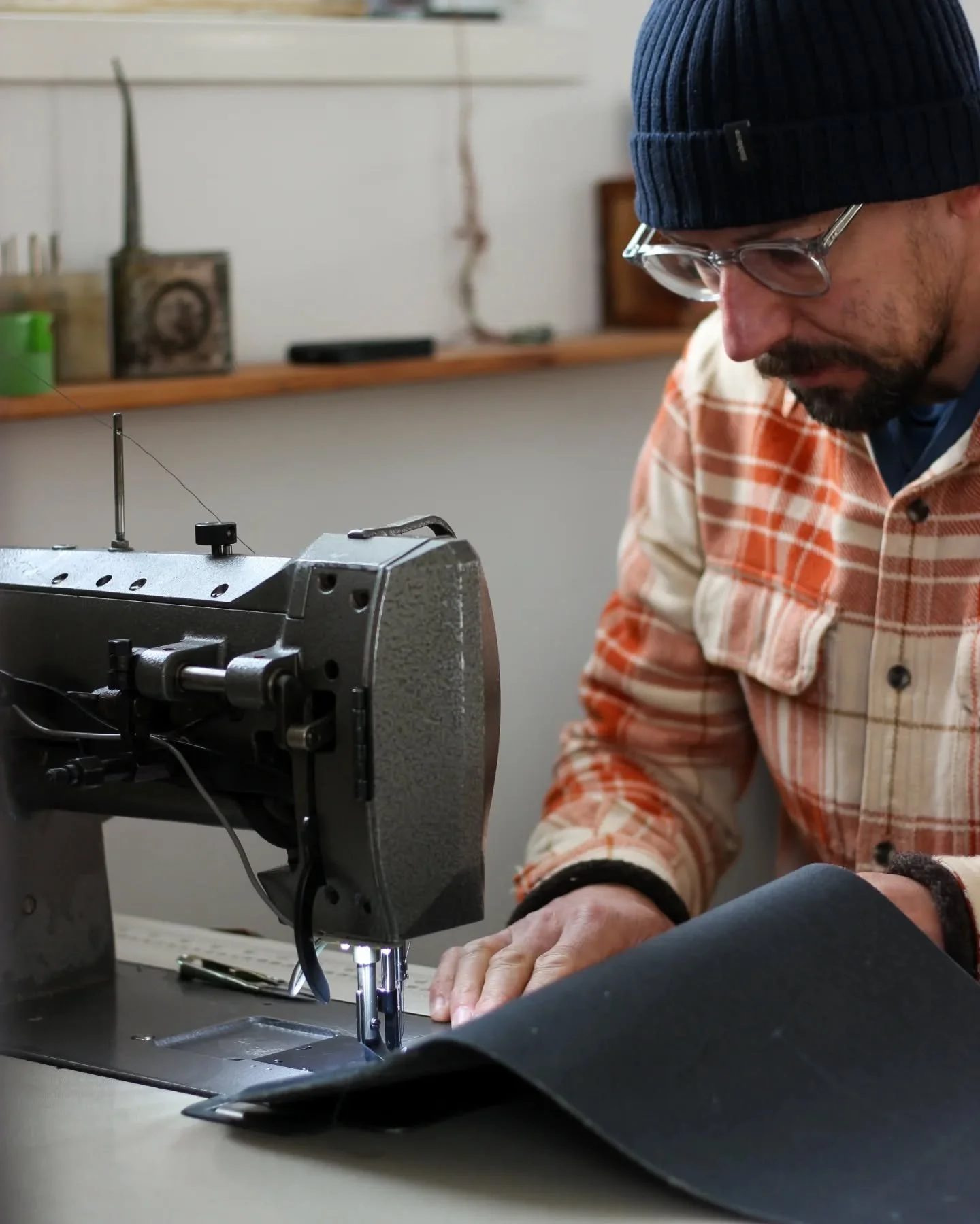 A few stills from the making process of a @pashleycycles Porteur Bag. The workshop's so gloomy this time of year, but there's just enough light around the middle of the day to take a few half-decent photos.

There's a lot going on in this fairly comp