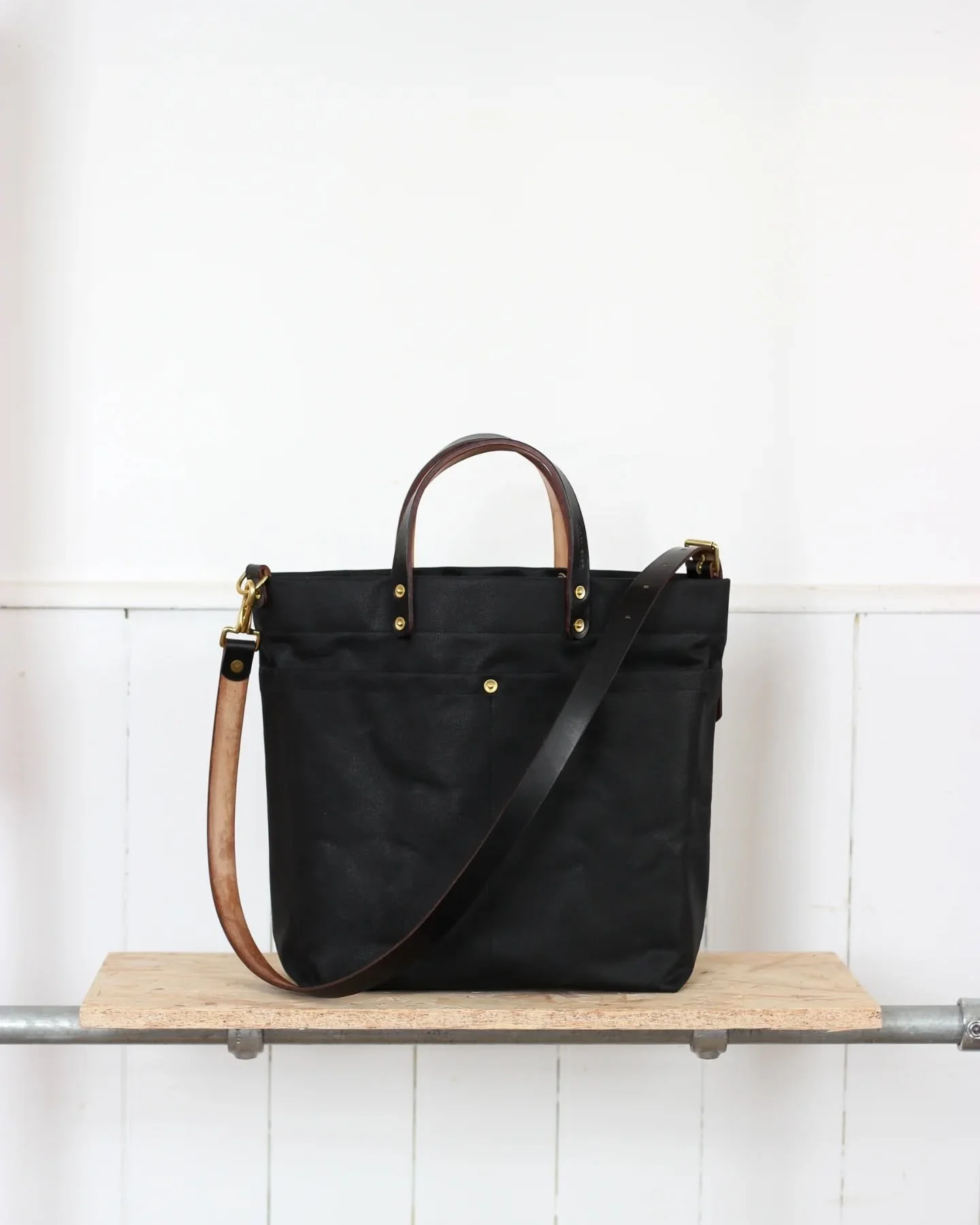 I'd never thought I'd be into black canvas but since acquiring a role of the stuff I've been itching to make this bag for ages just to see how it looked. Sometimes you've just got to scratch that itch. I wanted to keep it as clean and minimal as poss