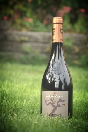 Vieilles Vignes Druer: Grenache noir 50%, Syrah 30%, Old Carignan 20% Om vinen: Farve: Dyb mørk rubinrød. Bouquet : Udtryksfuld næse med frugtagtig aroma og pebret typiske for AOC Ventoux vine. Smag: Afbalanceret og behagelig i ganen med aroma af kogt frugt med strejf af kanel og nellike. Velegnet til: De fleste slags kød, charcuteri samt oste. Andet: Alkohol: 13,5% Servering: 16-17 grader Drikkeklar nu