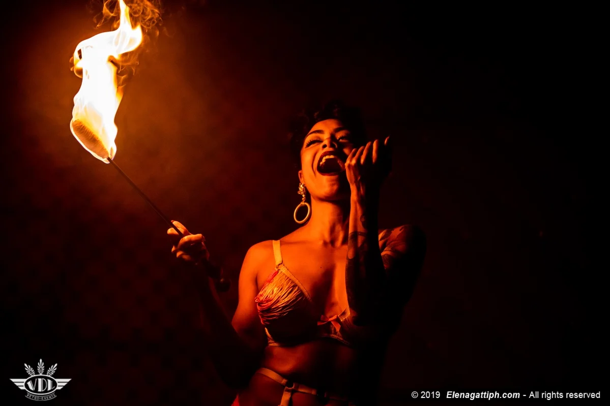 Un fire act spettacolare che unisce controllo, ritmo e forte impatto visivo, creando un momento scenico intenso e memorabile per eventi e performance dal vivo.