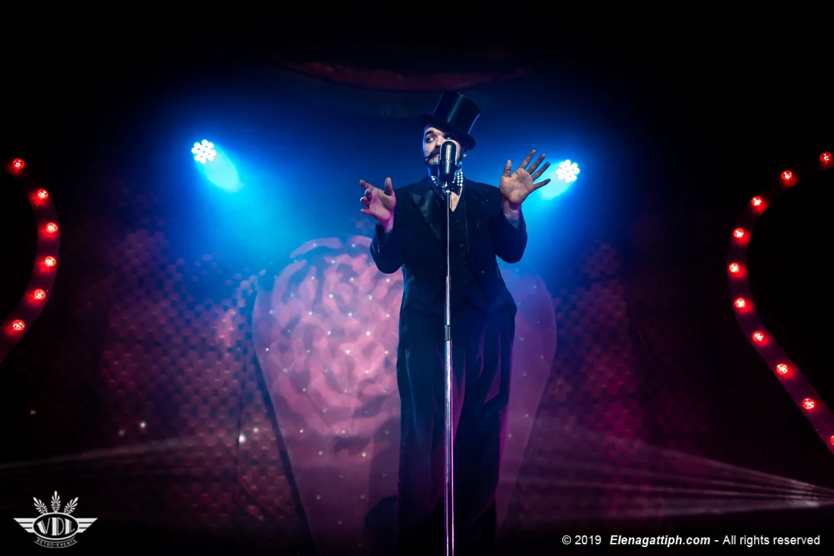 Un approccio scenico elegante e teatrale che reinterpreta il ruolo del gentleman in chiave spettacolare e vintage.