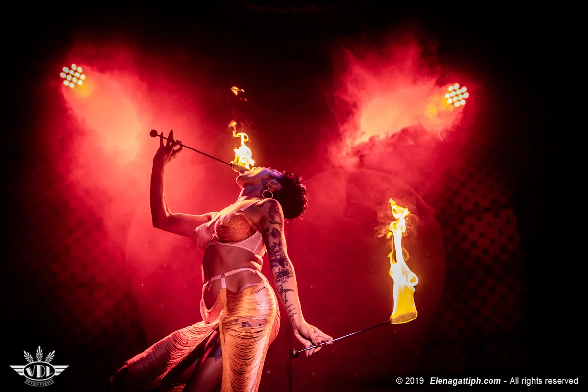 Un fire act spettacolare che unisce controllo, ritmo e forte impatto visivo, creando un momento scenico intenso e memorabile per eventi e performance dal vivo.