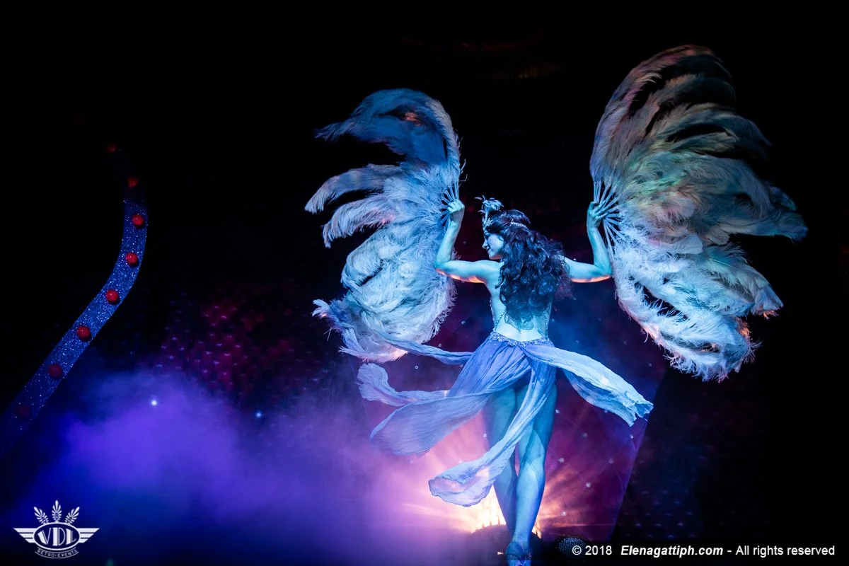 Il Burlesque è un mondo fatto di fascino e precisione, dove ogni gesto racconta una storia. Basta un semplice accenno: un sorriso accennato, un ciuffo di capelli che scivola con eleganza, e lo spettacolo prende vita.