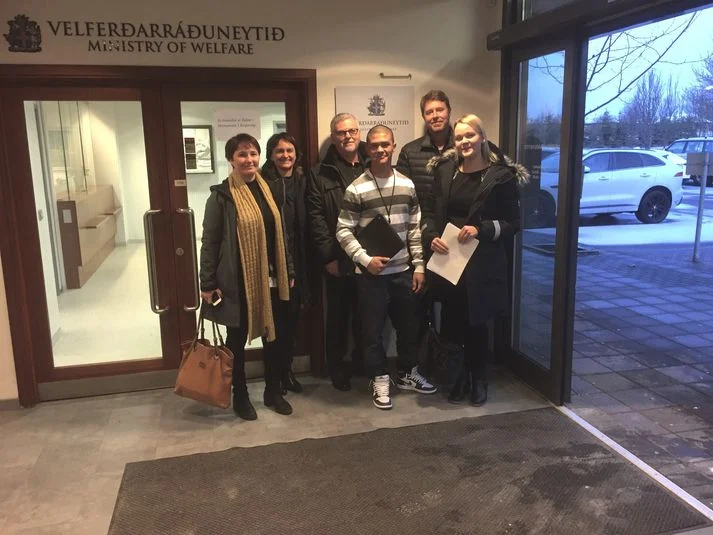 Afhending til ráðherra.jpg