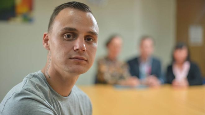 Byron Schofield með meðlimum af endurhæfingarteymi hans