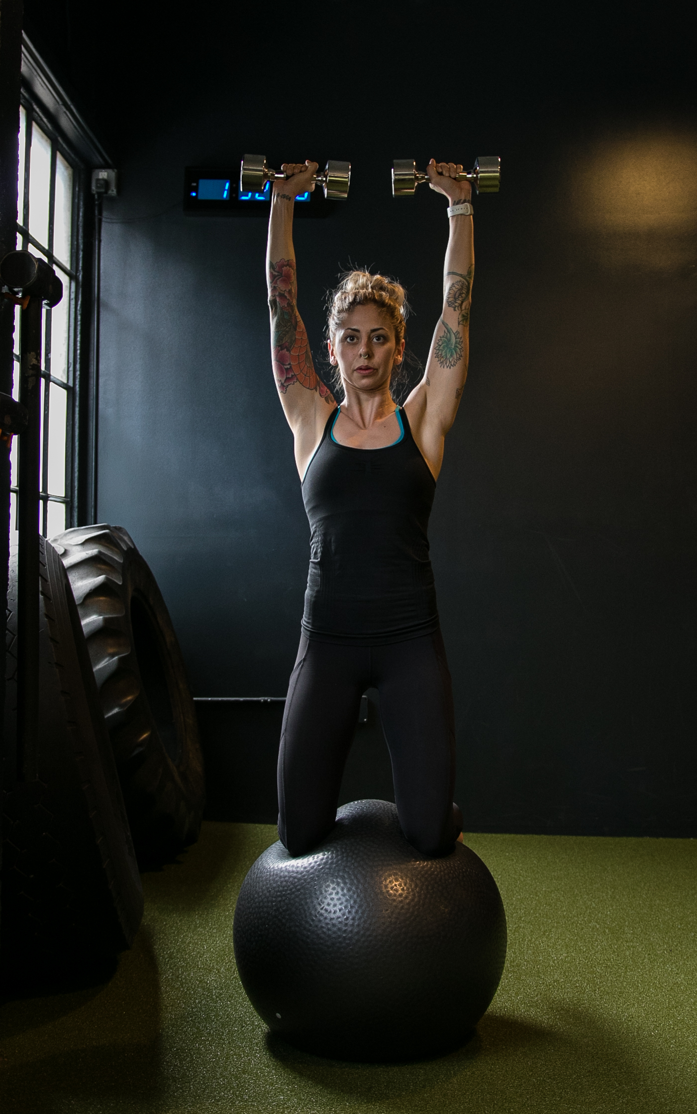 DIAKADI Trainer Nicolette Amarillas dumbell push press stability ball.jpg